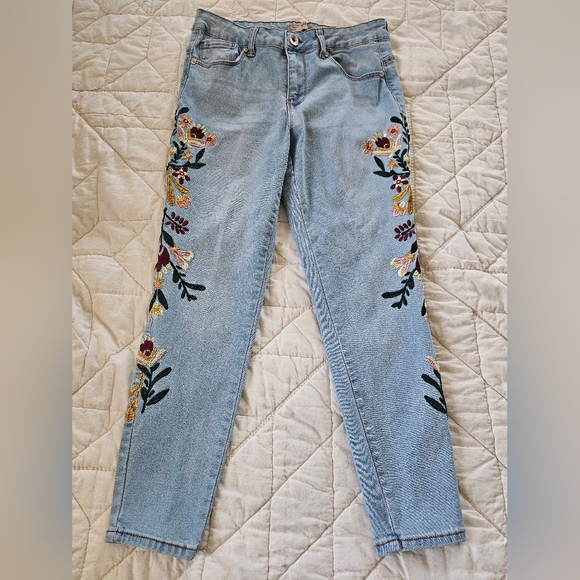 Sandpiper Denim - Sandpiper-Floral Embroidered Distressed Jeans- Size 8P